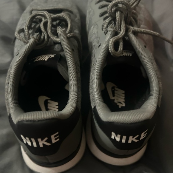 Nike Internationalist X Grey Fleece 8.5 - Picture 3 of 4